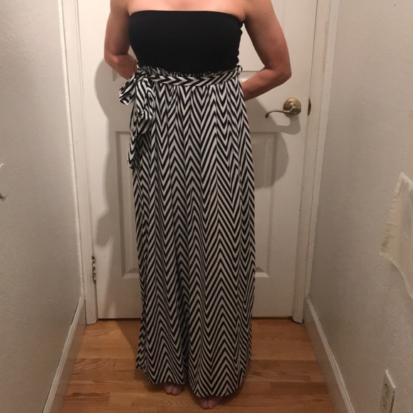 Dresses & Skirts - Strapless Summer dress ☀️